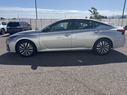 Used 2024 Nissan Altima 2.5 SV image 2