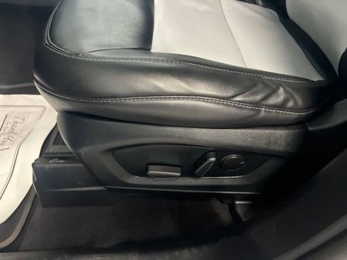 Used 2022 Ford Explorer XLT w/ Equipment Group 202A AWD/4WD image 28