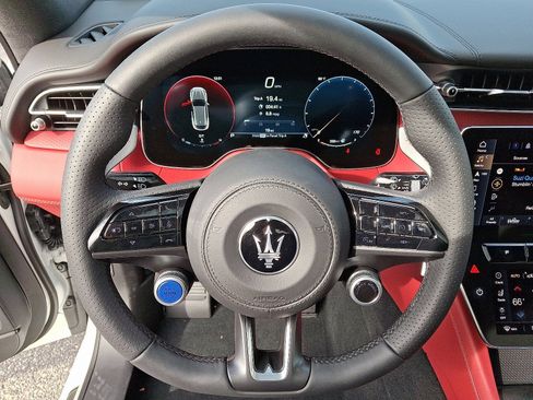 New 2025 Maserati Grecale GT image 15