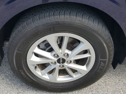 Used 2024 Kia Carnival LX FWD image 9