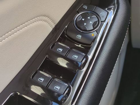 Used 2020 Ford Edge Titanium image 23