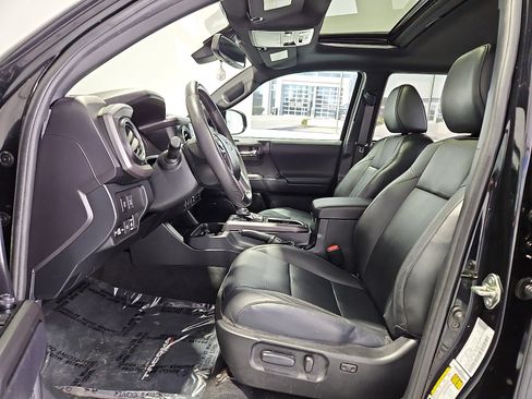 Used 2021 Toyota Tacoma TRD Sport w/ TRD Premium Sport Package AWD/4WD image 11