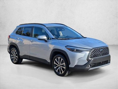 Used 2024 Toyota Corolla Cross XLE image 3