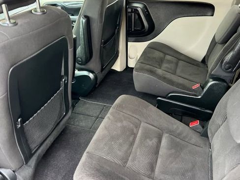 Used 2018 Dodge Grand Caravan SE w/ UConnect Hands-Free Group image 13