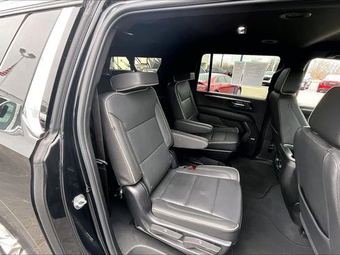 Used 2025 Chevrolet Suburban Premier image 23
