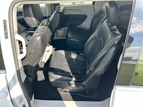Used 2023 Chrysler Pacifica Touring-L FWD image 38
