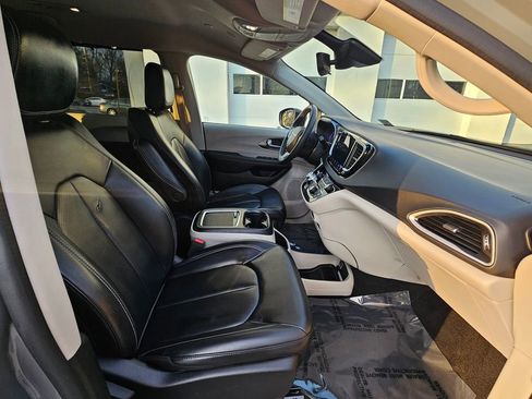 Used 2023 Chrysler Pacifica Touring-L image 25