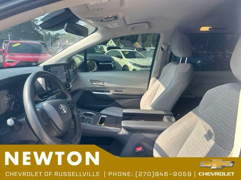 Used 2022 Toyota Sienna LE FWD image 4