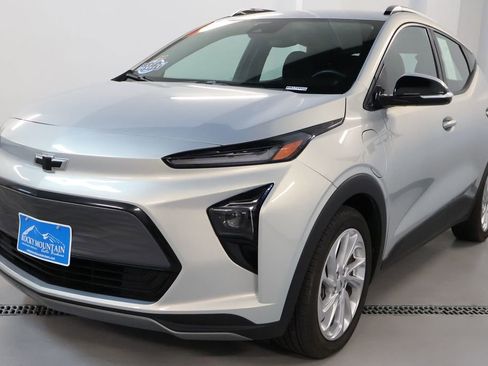 Used 2022 Chevrolet Bolt EUV LT w/ Comfort Package FWD image 3