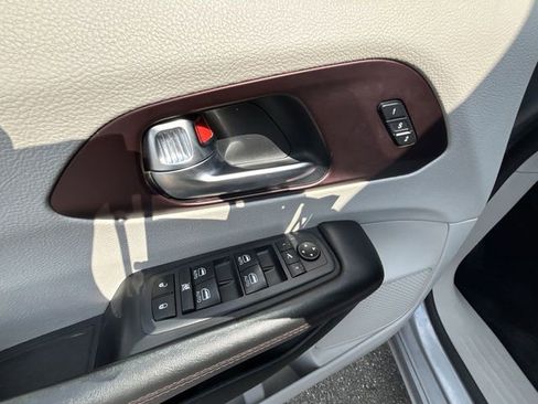 Used 2020 Chrysler Pacifica Limited image 19