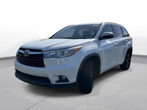 Used 2016 Toyota Highlander XLE image 2