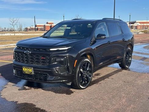 Used 2025 Chevrolet Traverse RS image 8