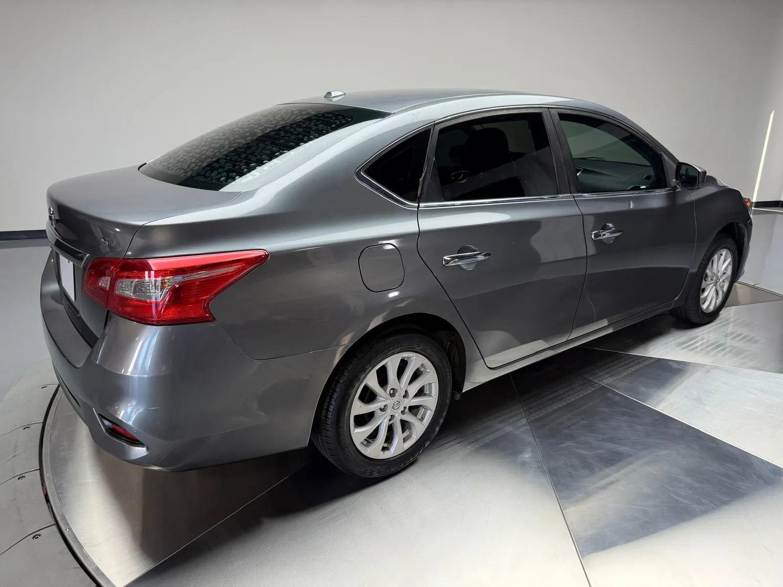 Used 2018 Nissan Sentra SV FWD image 2