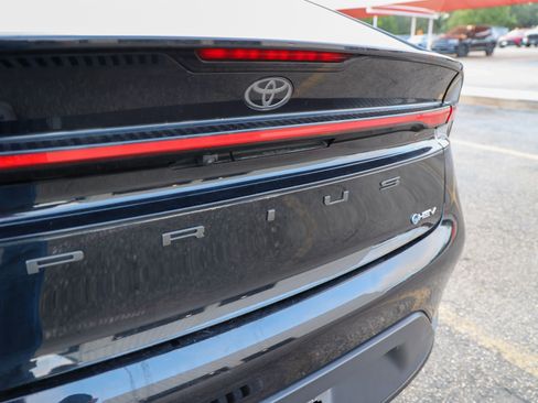 Used 2025 Toyota Prius LE FWD image 12