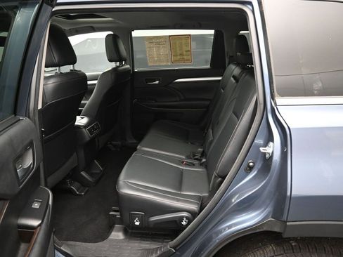Used 2018 Toyota Highlander XLE image 24