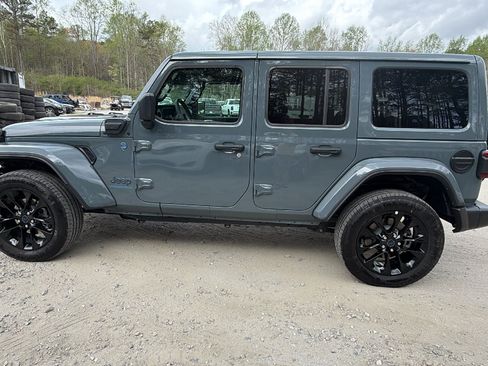 Used 2025 Jeep Wrangler Sahara w/ Safety Group image 11