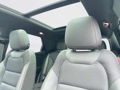 Used 2023 Chevrolet TrailBlazer RS w/ Sun and Liftgate Package image 9