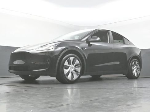 Used 2024 Tesla Model Y Long Range AWD/4WD image 49