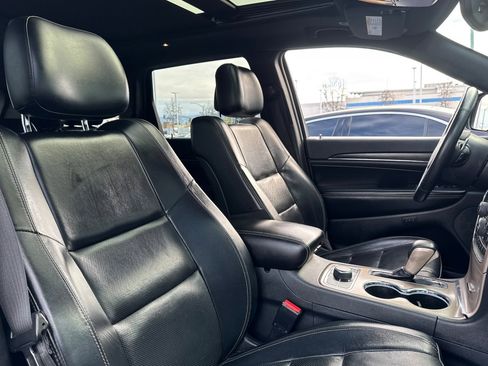 Used 2017 Jeep Grand Cherokee Limited w/ Luxury Group II image 32