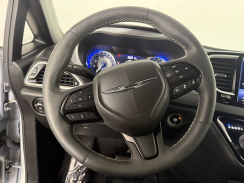 Used 2022 Chrysler Pacifica Touring-L w/ S Appearance Package FWD image 22