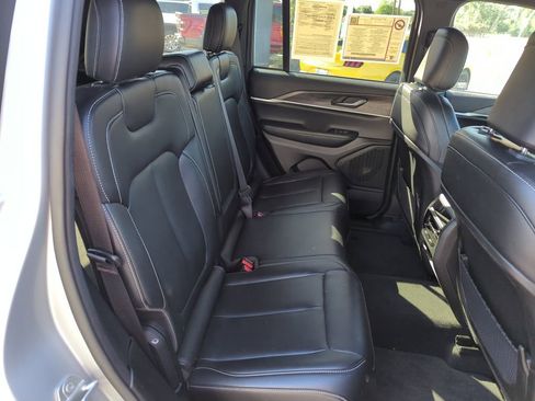 Used 2024 Jeep Grand Cherokee Limited w/ Black Appearance Package AWD/4WD image 31