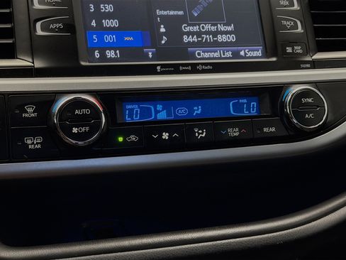 Used 2019 Toyota Highlander SE FWD image 10