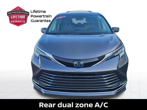 Used 2021 Toyota Sienna Limited image 5
