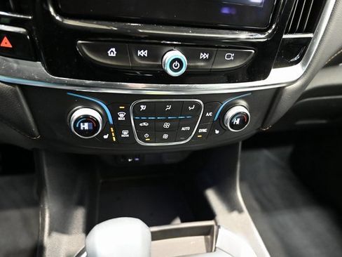 Used 2021 Chevrolet Traverse LT image 17