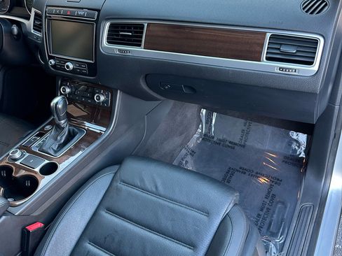 Used 2016 Volkswagen Touareg Sport image 45