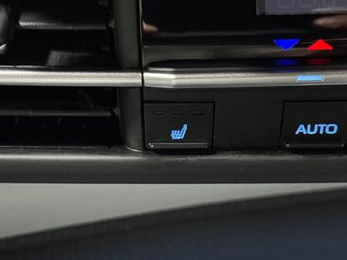 Used 2022 Toyota Sienna XSE AWD/4WD image 7