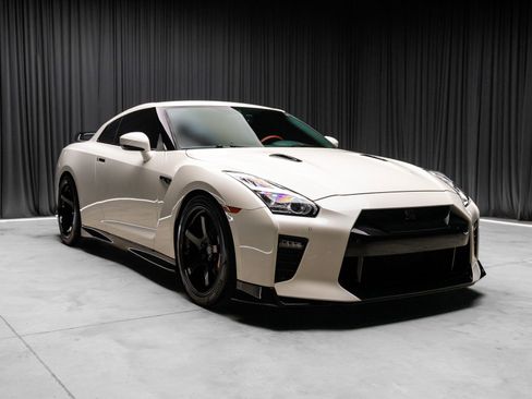 Used 2021 Nissan GT-R Premium image 16