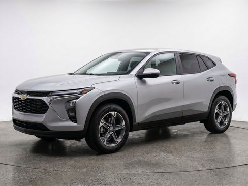 Used 2025 Chevrolet Blazer LT FWD image 3