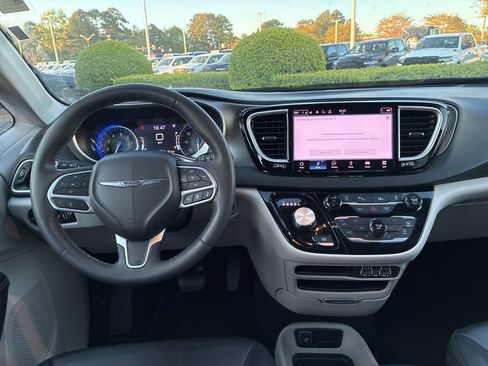 Used 2023 Chrysler Pacifica Touring-L image 20