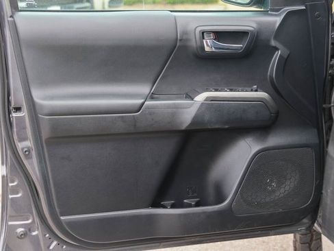 Used 2019 Toyota Tacoma TRD Sport image 9