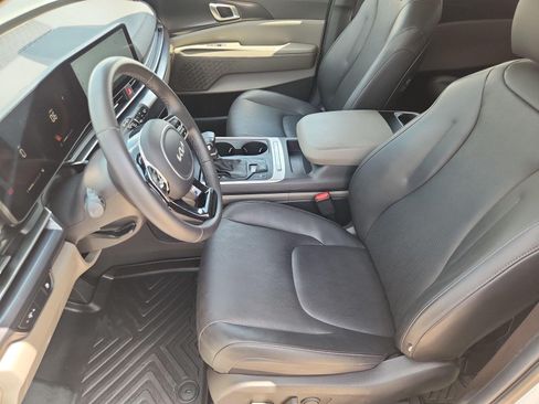 Used 2025 Kia Carnival FWD image 19
