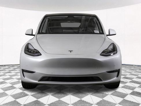 Used 2022 Tesla Model Y Long Range image 9