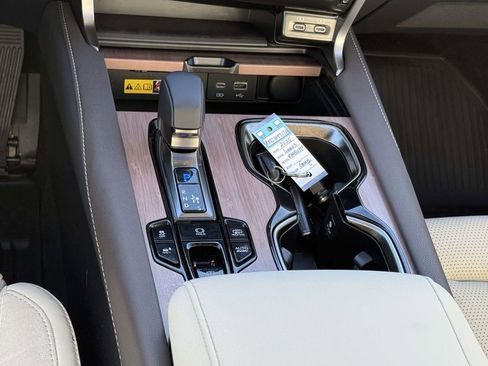 Used 2025 Lexus RX 450h AWD w/ Luxury Package image 19