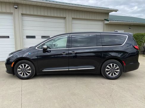Used 2023 Chrysler Pacifica Limited FWD image 4