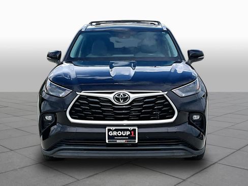 Used 2022 Toyota Highlander XLE FWD image 4
