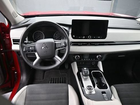 Used 2025 Mitsubishi Outlander SE FWD image 21