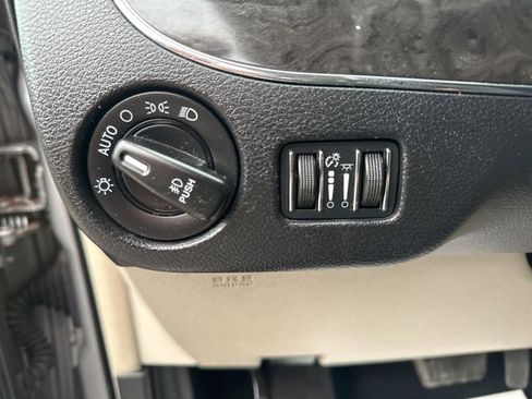 Certified 2016 Chrysler Town & Country Touring image 21