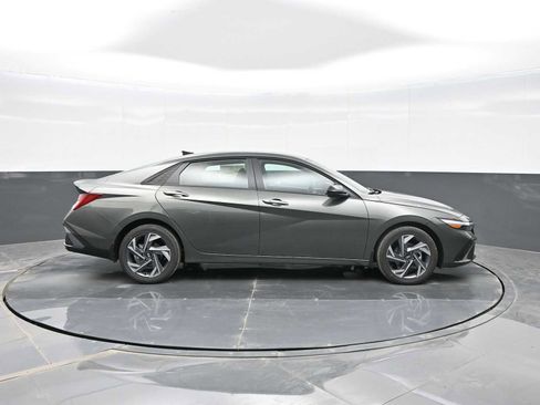 New 2025 Hyundai Elantra SEL image 9