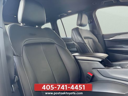 Used 2025 Jeep Grand Cherokee Limited w/ Black Appearance Package AWD/4WD image 18