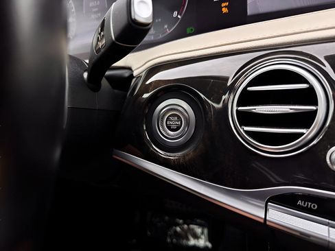 Used 2018 Mercedes-Benz S 560 4MATIC Sedan image 16