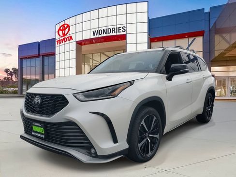 Used 2021 Toyota Highlander XSE image 2