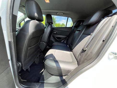 Used 2020 Chevrolet Trax LT w/ LT Convenience Package AWD/4WD image 17