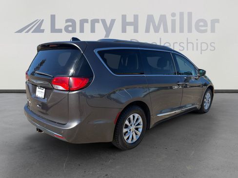 Used 2018 Chrysler Pacifica Touring-L Plus FWD image 6