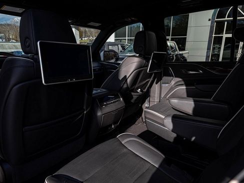 Used 2024 Cadillac Escalade Premium Luxury image 26