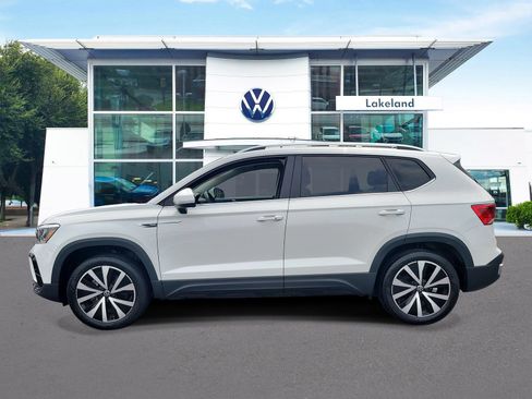 Used 2023 Volkswagen Taos SE w/ Panoramic Sunroof Package FWD image 5
