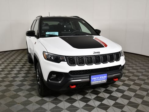 Used 2024 Jeep Compass Trailhawk w/ Trailhawk Convenience Group AWD/4WD image 3
